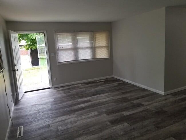 Photo - 21901 Sloman St