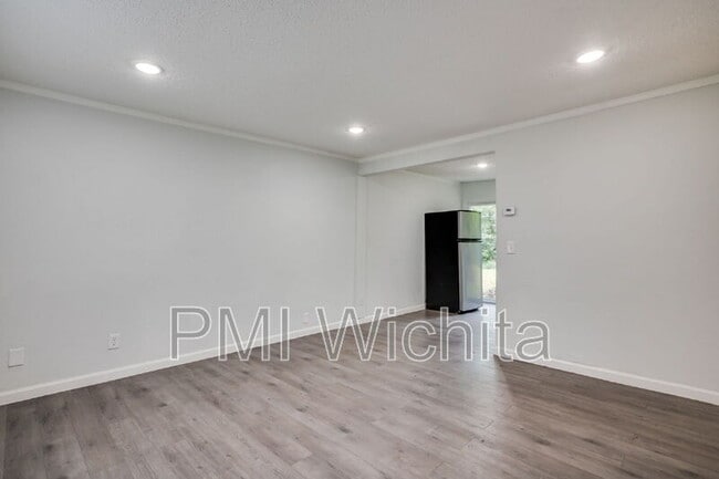 Photo - 420 W Mahoney Dr