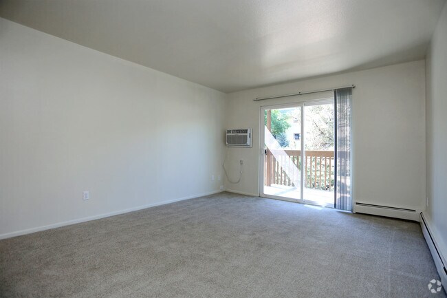 1BR, 1BA - 600 SF