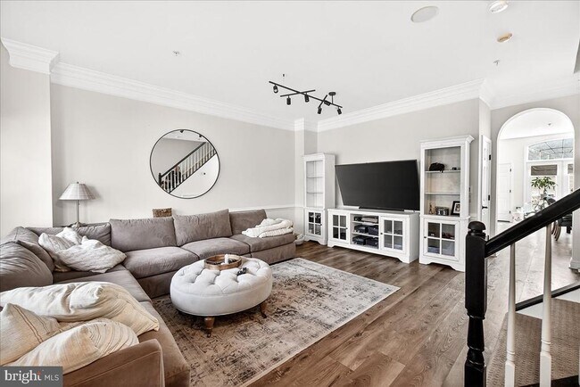 Photo - 910 Featherstone St