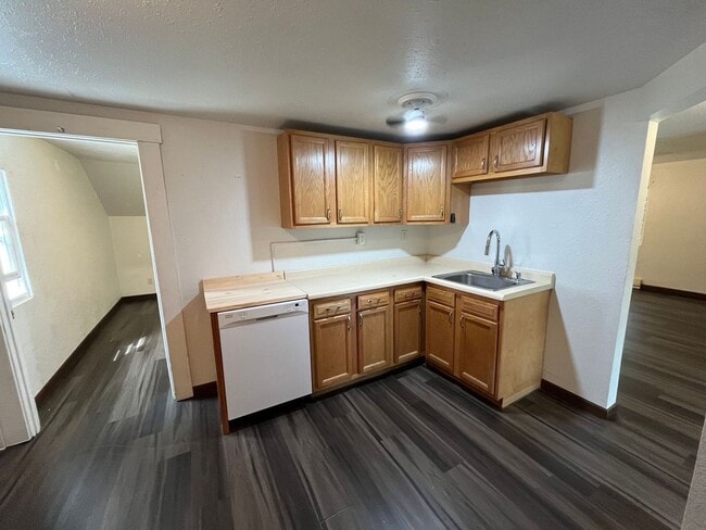 Building Photo - 210 N 1st Ave Unit Upper Rental