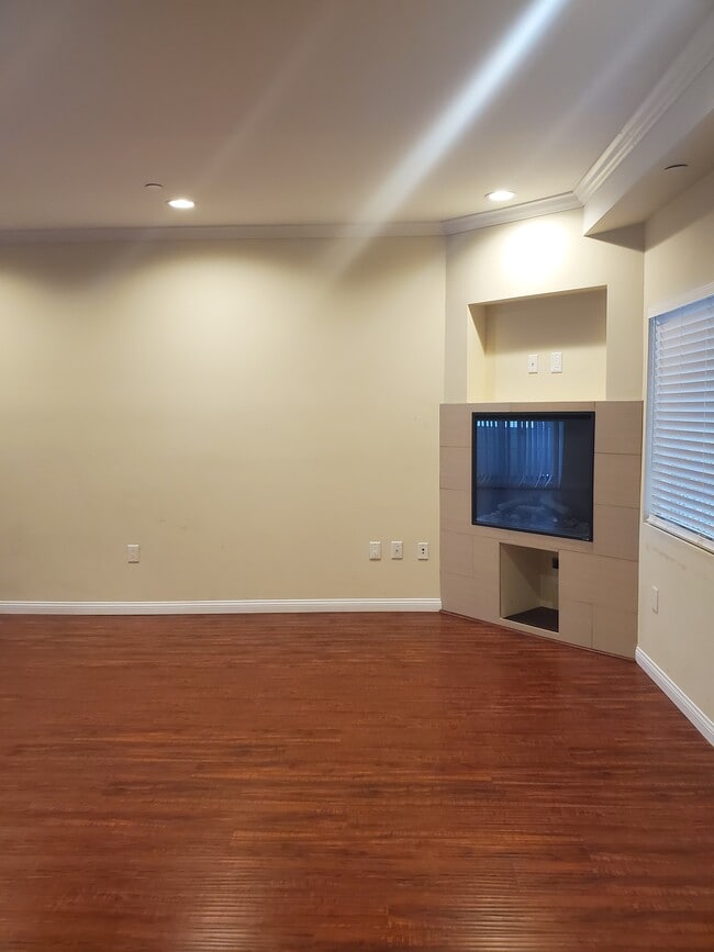 Photo - 14639 Sylvan St Unit 2