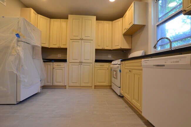 Building Photo - 9 Eleanor St Rental