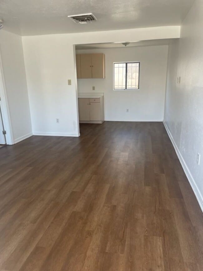 Building Photo - 305 Wisconsin St NE Unit C