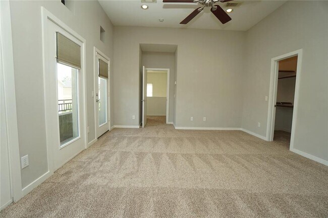 Photo - Stunning Townhouse In A Great Location Nea...