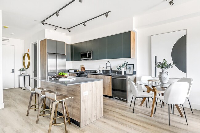 Photo - 14747 Burbank Blvd