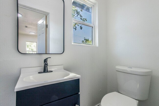 Photo - 2215 N Elmendorf St Unidad C