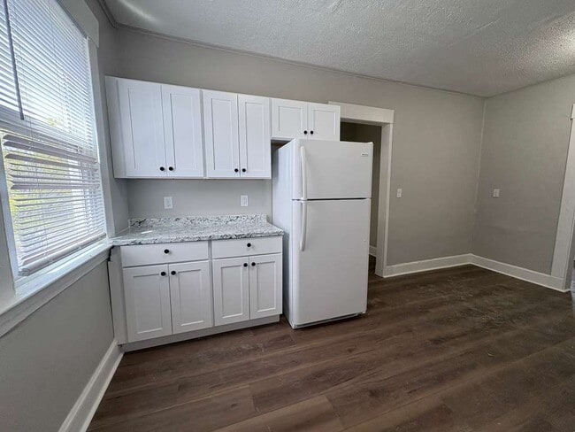 Photo - 324 Goffe St Unit 6