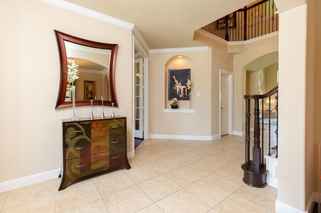 162 W Hullwood Ct
