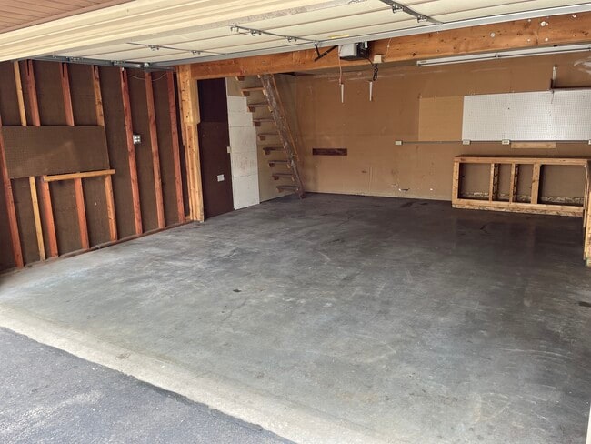 Steps to garage loft rear left - 4702 Markham Pt