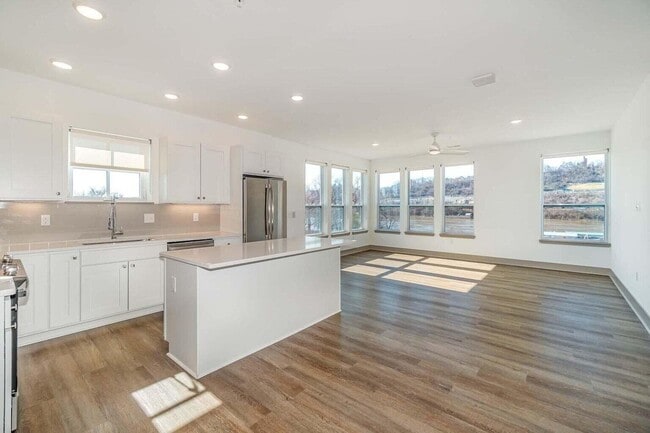 Photo - 284 Manhattan Blvd Unit 4