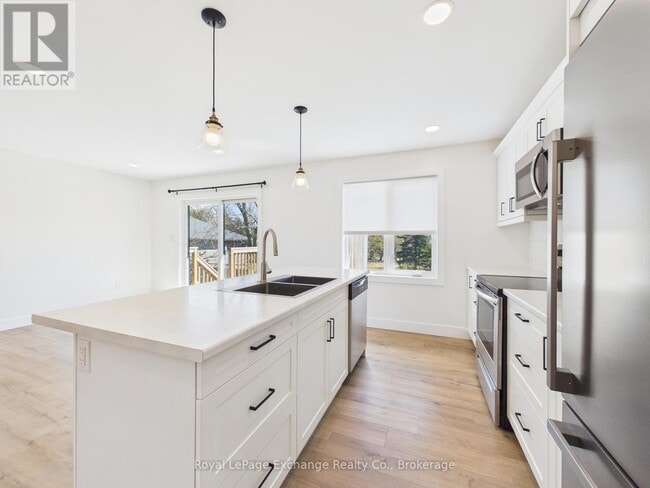 Photo - 1085 Sutton St