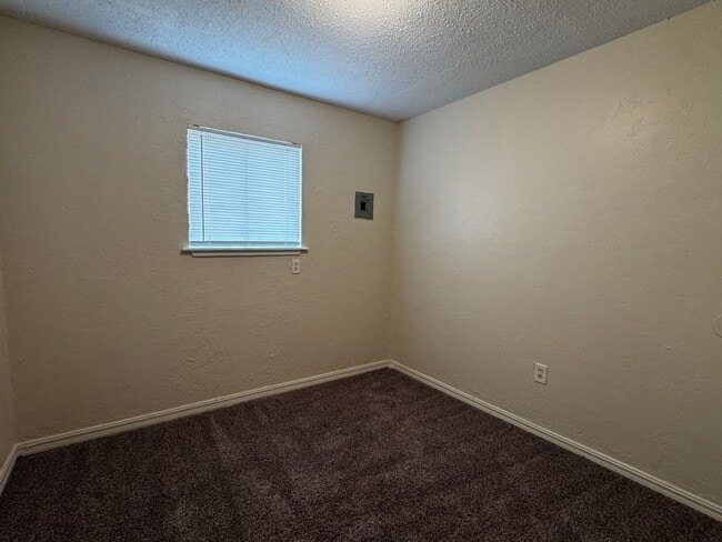 Photo - 1408 NW Ozmun- AVAILABLE NOW!