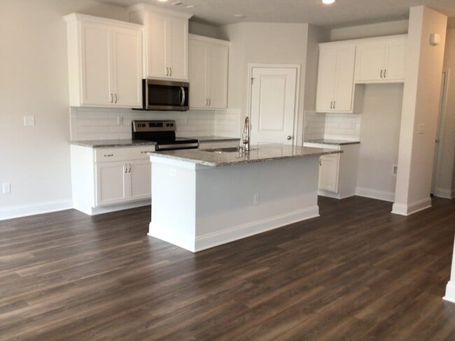 Building Photo - 605 Hampton Dr