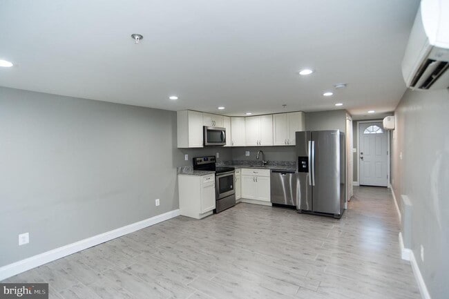 Photo - 2022 4th St NE