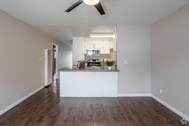 2BR, 2BA - 950 SF