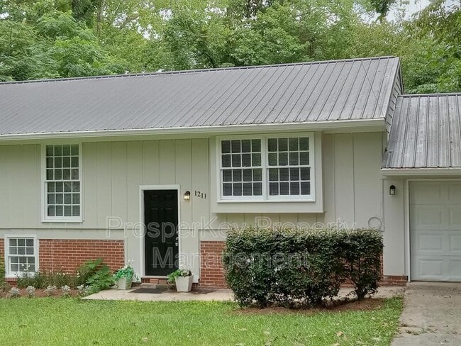 Photo - 1211 Timberlane Dr House