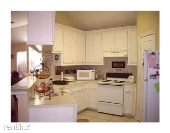 Photo - Spacious 3/2 duplex in great location