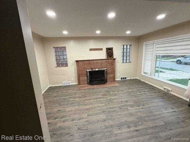 Photo - 6835 Rosemont Ave