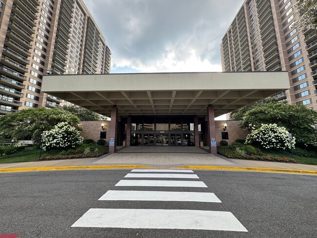 Building Photo - Bright And Spacious 2 Bed 1.5 Bath Condo W...