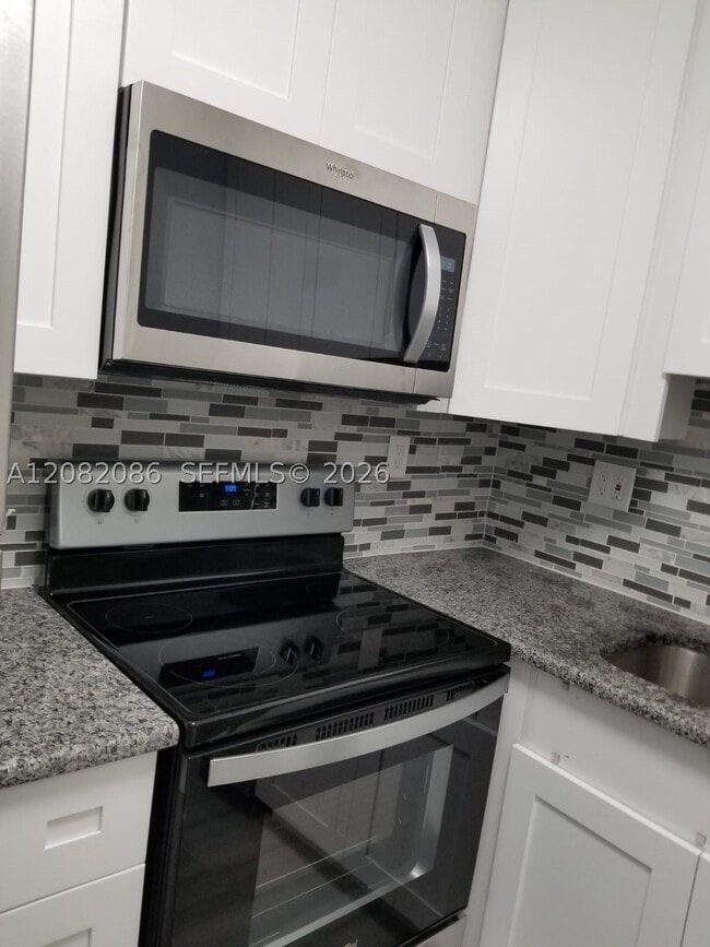 Building Photo - 2990 NE 16th Ave Unit 105