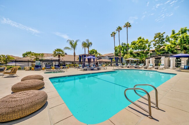 Terraza y piscina estilo centro turístico en The Hills at Quail Run en Riverside, California - The Hills at Quail Run Apartment Homes