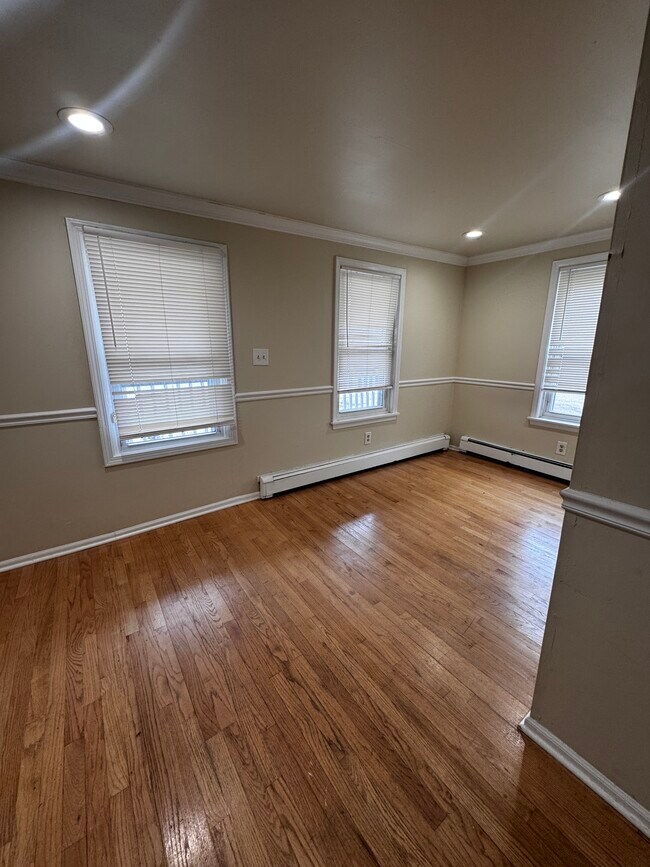 Room 1 - 410 Washtenaw Ave