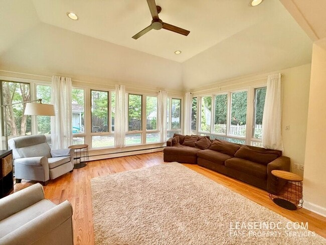 Photo - 4825 Butterworth Pl NW