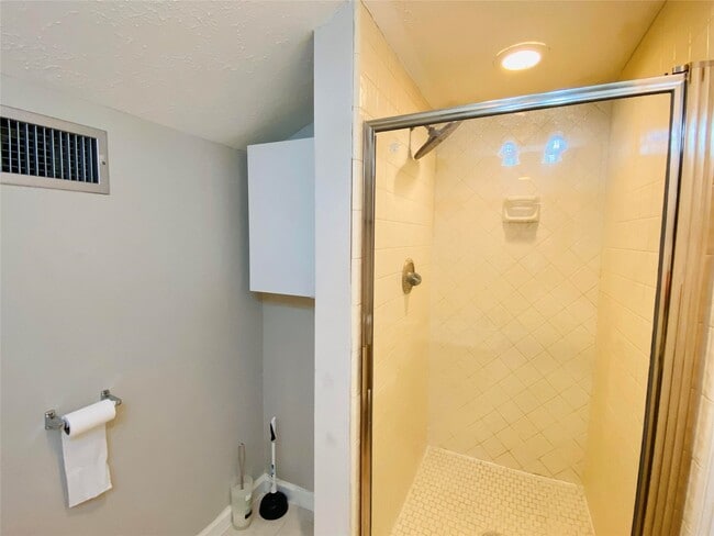 Photo - 2001 Highland Hills Dr