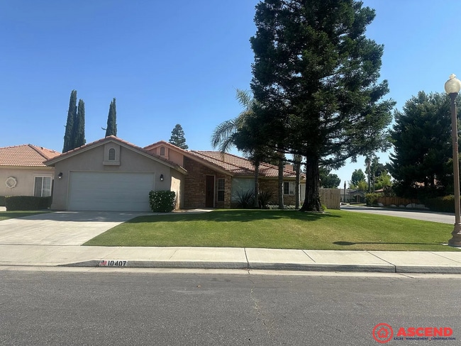 Building Photo - Spacious 3BD/2.5BA Home in Bakersfield's 93311 — HOA Community, Pool, Fireplace, Garage & Small P...