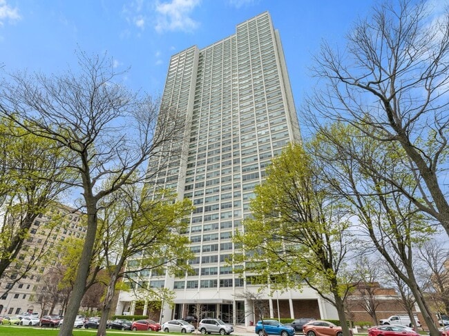 Building Photo - 1700 E 56th St Unit 2205