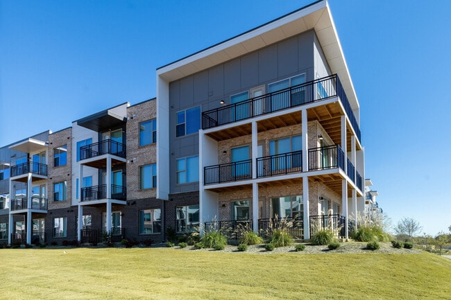 Building Photo - Taryn at 401