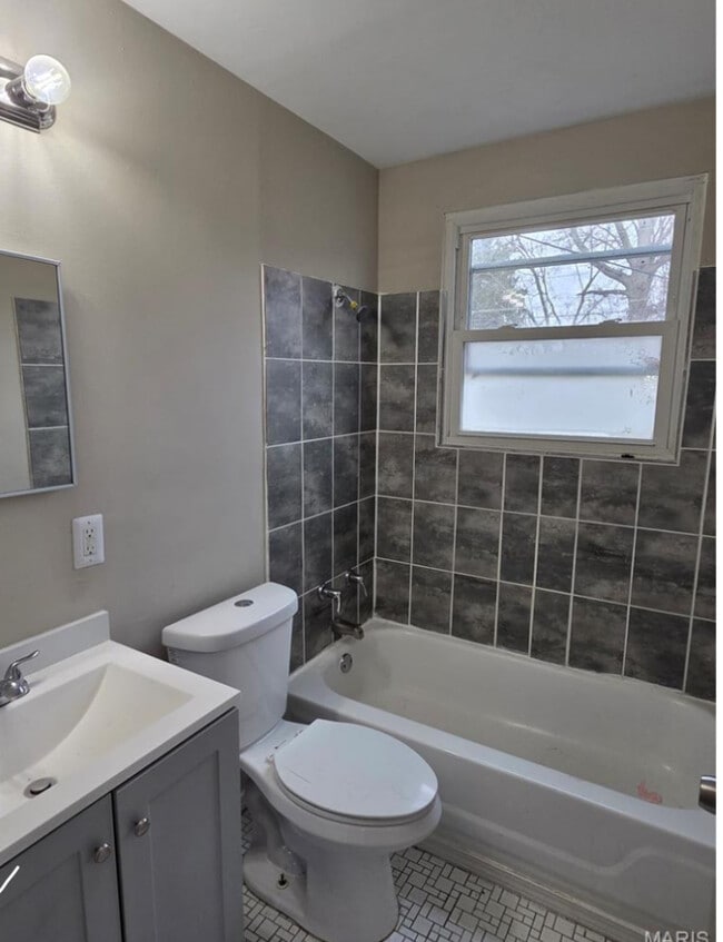 Photo - 945 Edgehill Dr