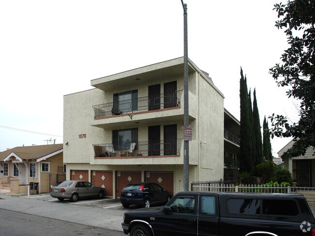 Building Photo - 1576 Elm Ave