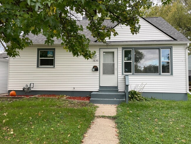Building Photo - 3 bedroom 1 1/2 bath home with fenced in b...