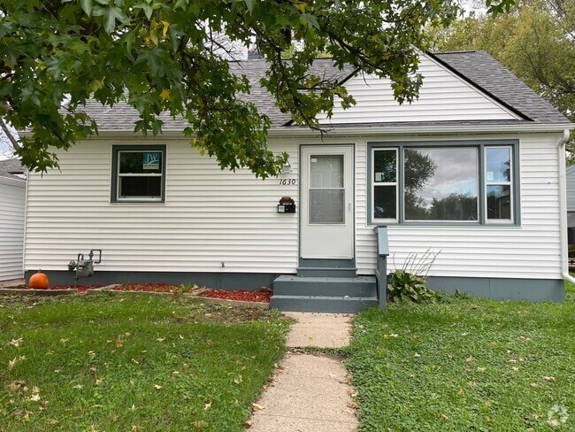 Building Photo - 3 bedroom 1 1/2 bath home with fenced in b...