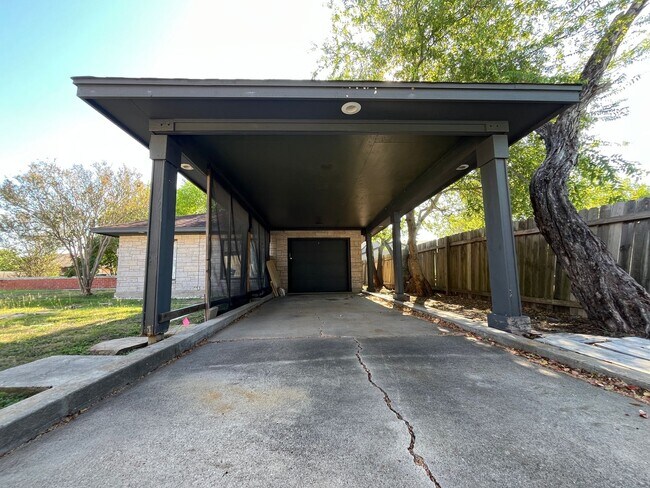 Photo - HOUSE AND BACK APARTMENT ON LARGE LOT!!