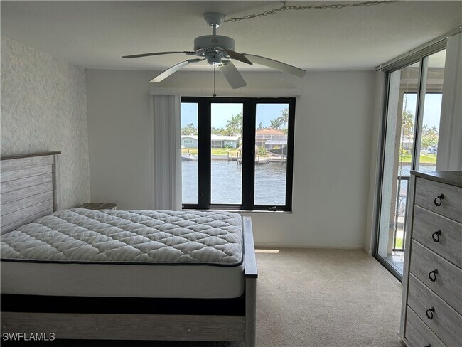 Building Photo - 4260 SE 20th Pl Unit 206