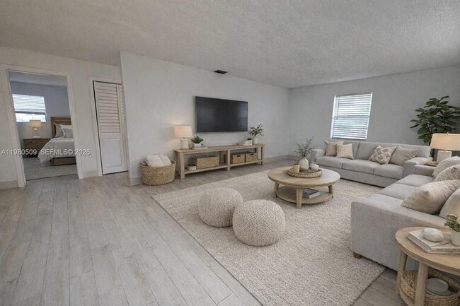 Building Photo - 4621 SW 33rd Ave Unit 1