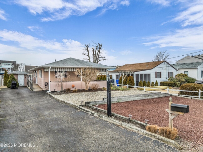 126 Royal Dr