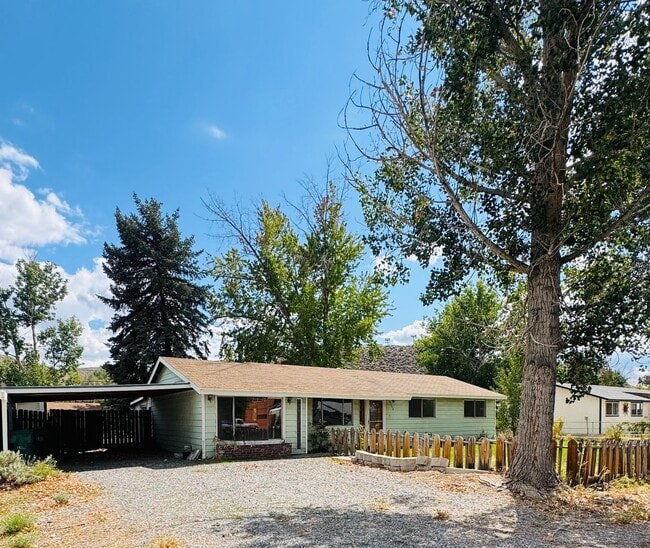 Building Photo - Charming 3 Bedroom Home