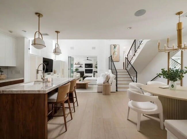 Building Photo - Coastal Luxury Retreat in the Heart of Corona del Mar Village-Available for Monthly Executive and...