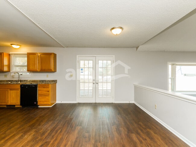 Photo - 380 Comet Dr