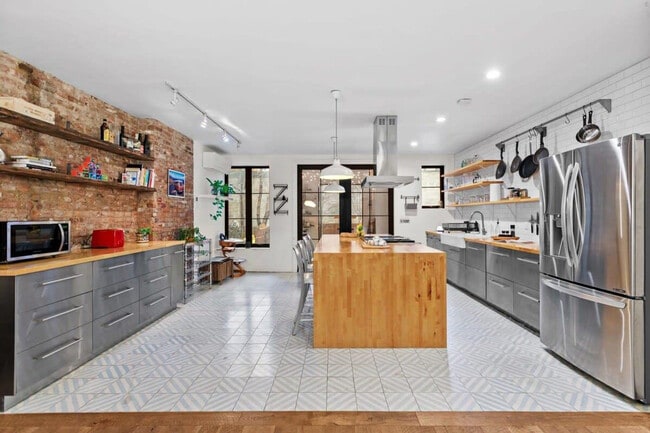 Building Photo - 239 Starr St Rental