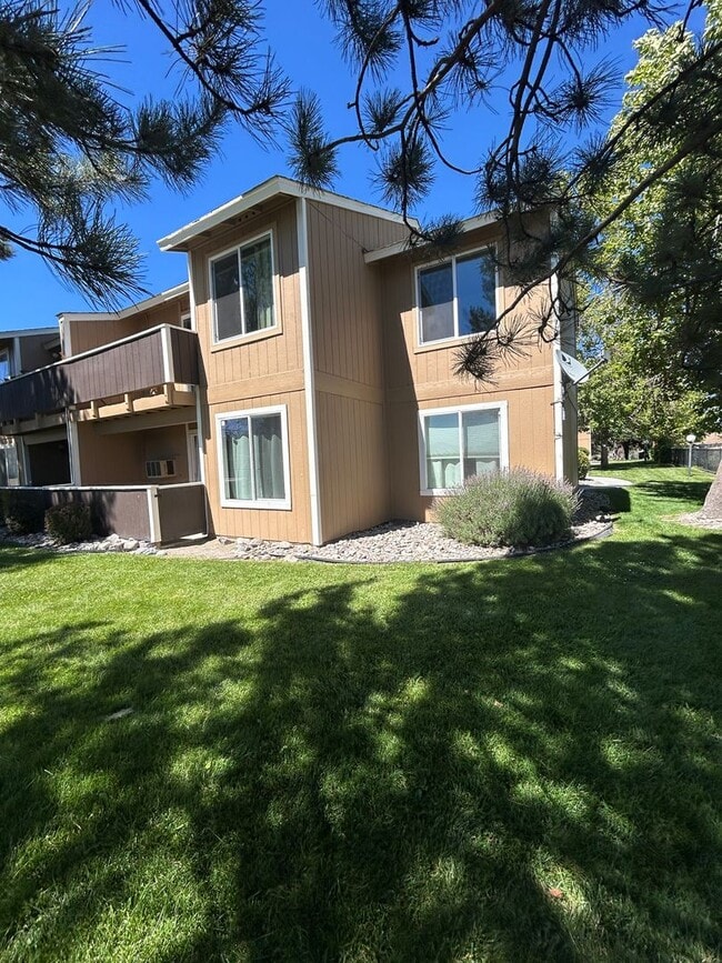Building Photo - Charming 1/1 in Great Location Unit G1