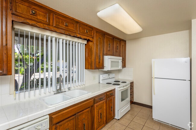 2BR, 1BA - 825SF - Kitchen