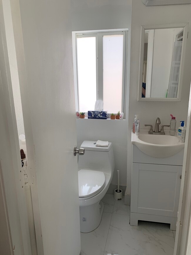 Photo - 727 N Highland Dr Unit Studio Rental