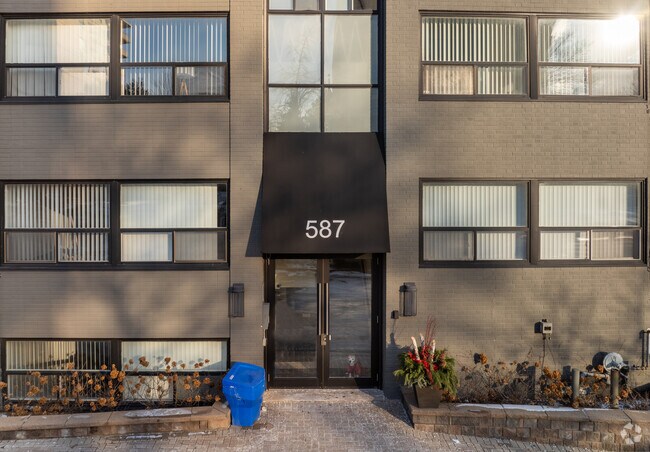 Entrance - 587 Avenue Rd Unit 101