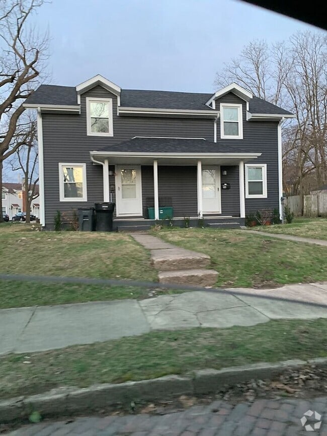 Building Photo - Renovated 2 bdr/1 bath duplex across from ... Rental