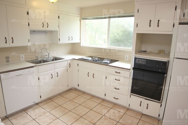 Photo - 323 W Mulberry St